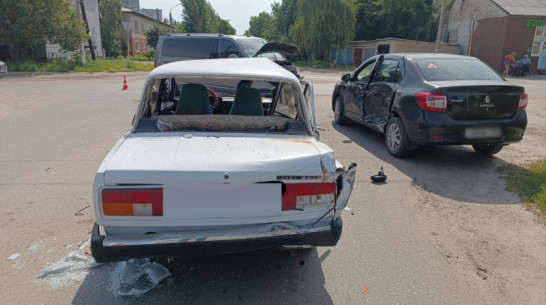 Два человека пострадали в массовой аварии с микроавтобусом в Воронежской области