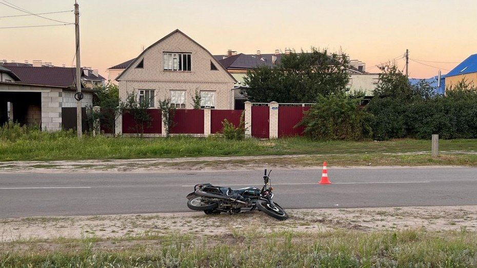 В Воронежской области столкнулись 2 подростка на мопеде и мотоцикле: один пострадал