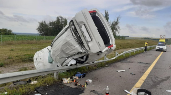 Москвич на Mitsubishi перелетел через ограждение на воронежской трассе: двое пострадали
