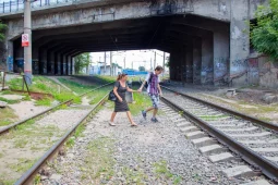 Воронежцам напомнили об опасности «стихийных» переходов железной дороги
