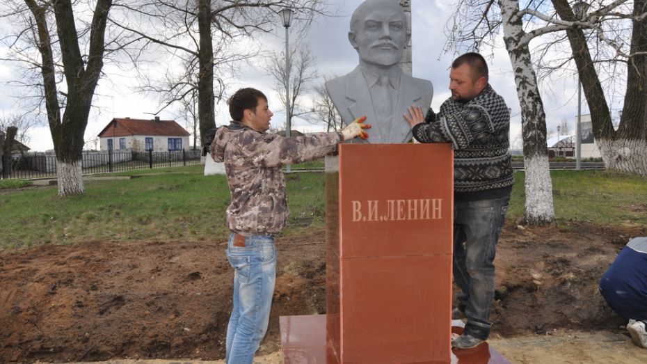 В Павловском районе установили бюст Ленина к годовщине со дня его рождения