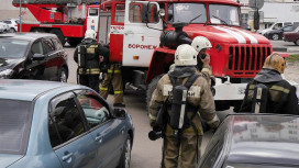 Воронежские пожарные спасли 4 человек из загоревшейся многоэтажки на Новосибирской