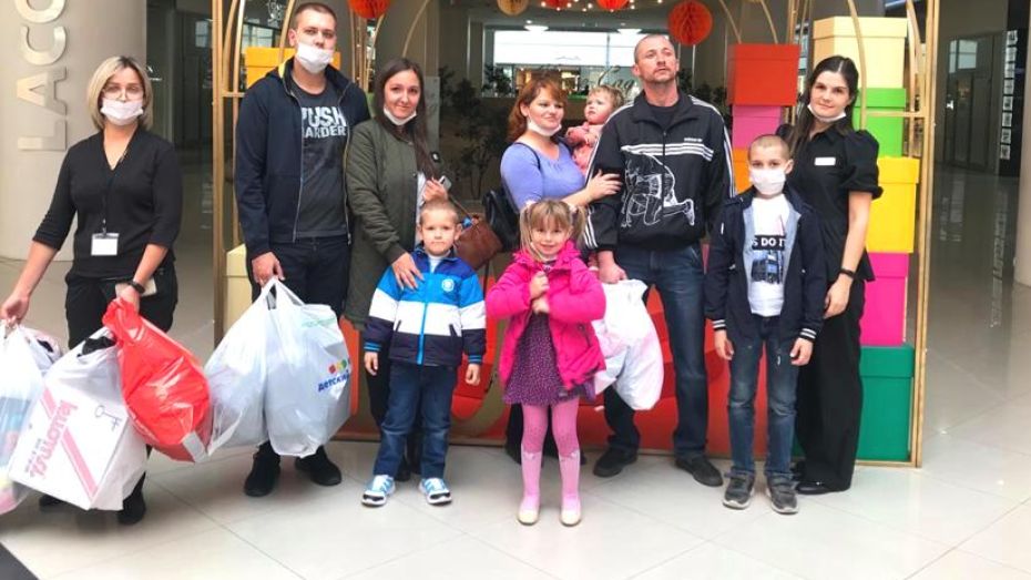 Погорельцы с детьми из павловской Николаевки съездили за покупками в Воронеж