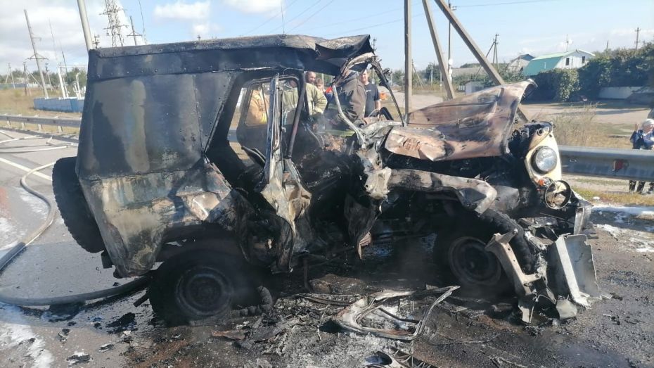 Два человека сгорели заживо в аварии на трассе в Воронежской области