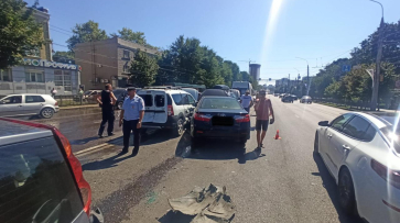 Семь автомобилей столкнулись на Московском проспекте в Воронеже