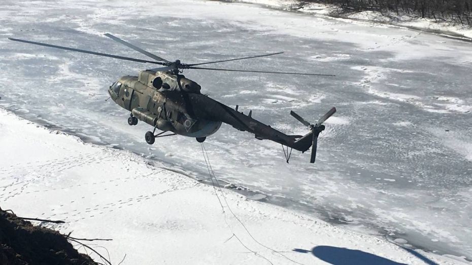 Военный вертолет Ми-8 аварийно приземлился в Воронежской области