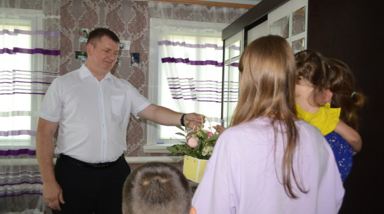 Многодетную семью участника СВО из Павловского района посетил воронежский депутат